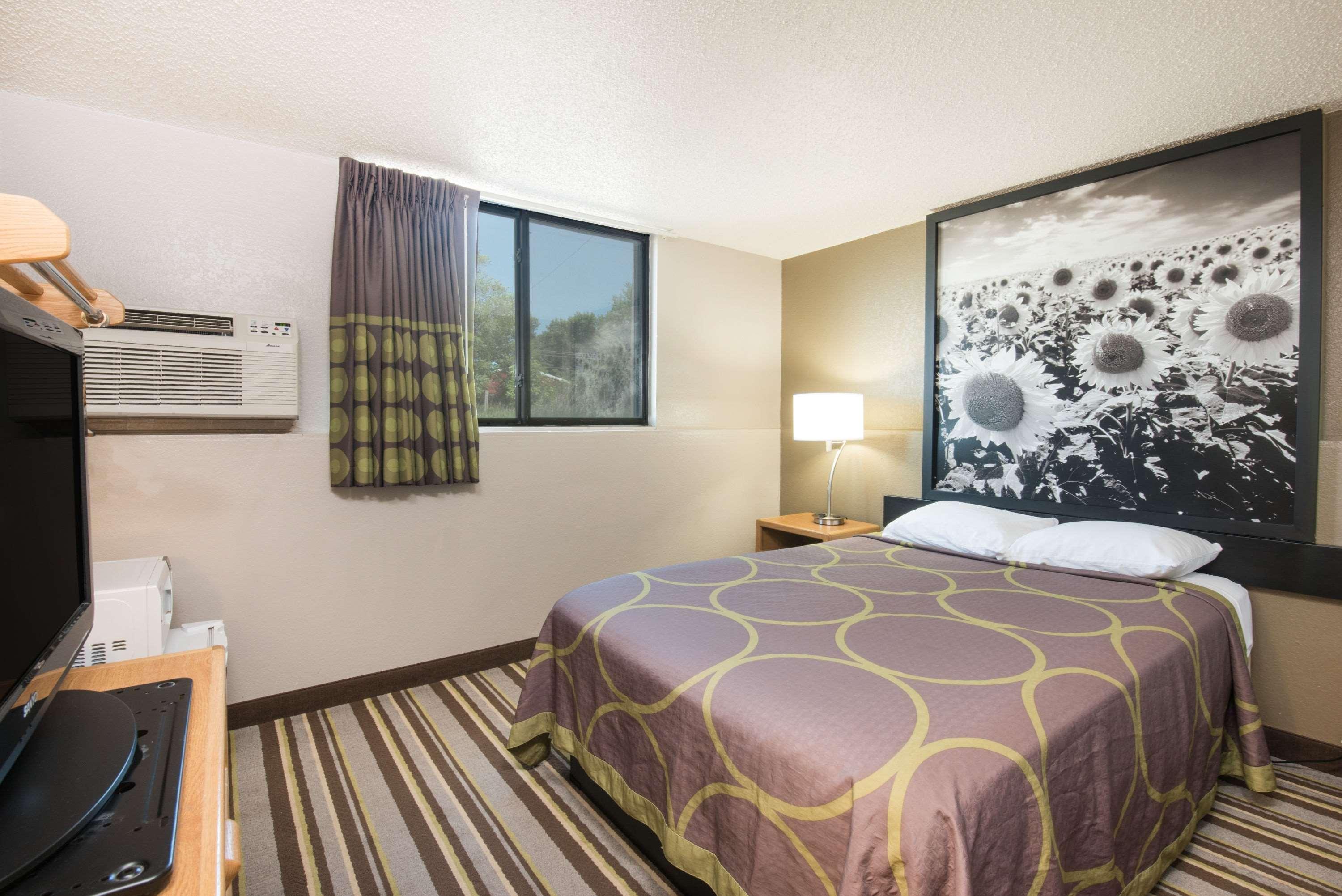 Super 8 By Wyndham Jamestown Ngoại thất bức ảnh